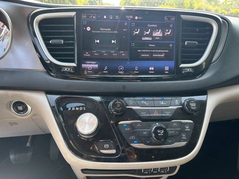 Used 2022 Chrysler Pacifica Touring-L FWD image 21
