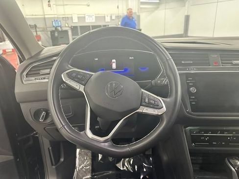 Certified 2022 Volkswagen Tiguan SE w/ Panoramic Sunroof Package AWD/4WD image 4