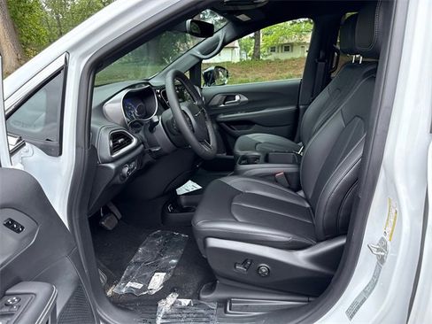 New 2026 Chrysler Pacifica Select image 10