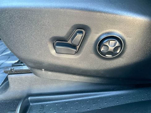 Used 2025 Chrysler Pacifica Limited image 12