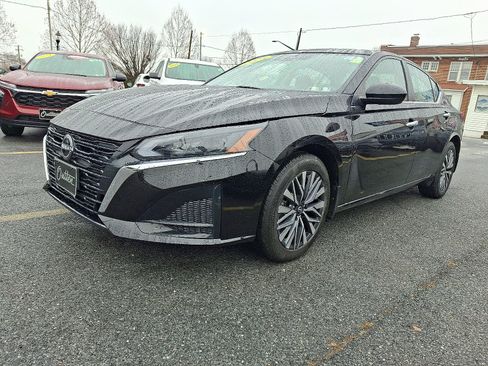 Used 2024 Nissan Altima 2.5 SV w/ SV Premium Package image 1