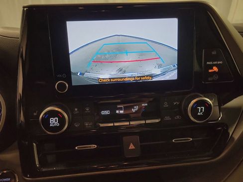 Used 2023 Toyota Highlander XLE image 17