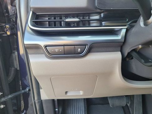 Used 2025 Kia Carnival FWD image 21
