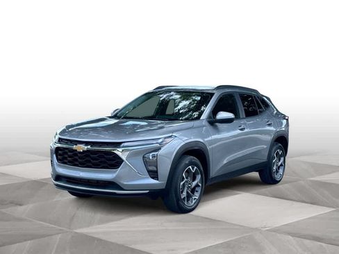 Used 2025 Chevrolet Trax LT w/ Driver Confidence Package FWD image 4