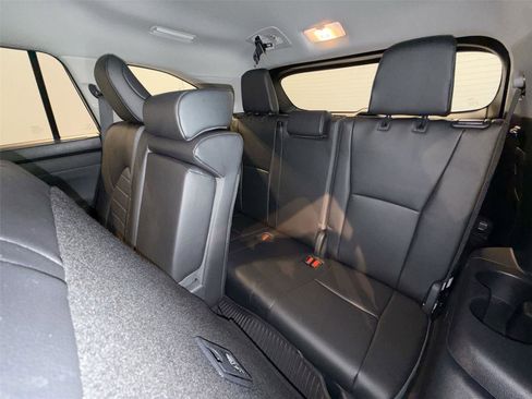 Used 2024 Toyota Highlander XLE AWD/4WD image 25