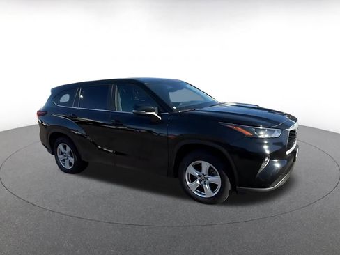 Used 2025 Toyota Highlander LE image 2