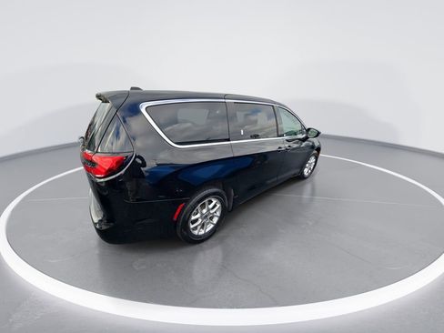 Used 2024 Chrysler Pacifica Touring-L image 8