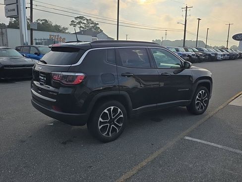 Used 2023 Jeep Compass Limited AWD/4WD image 5