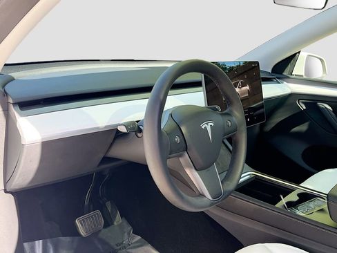 Used 2025 Tesla Model Y Long Range AWD/4WD image 9