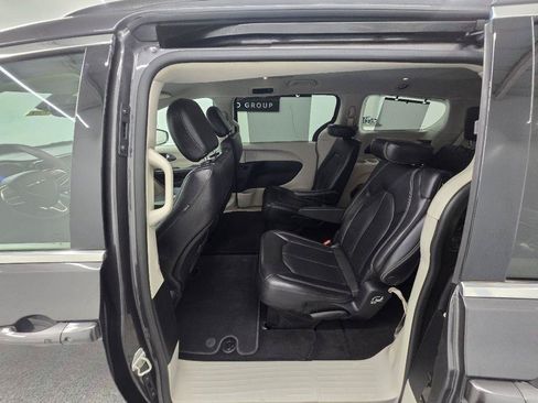 Used 2022 Chrysler Pacifica Touring-L FWD image 13