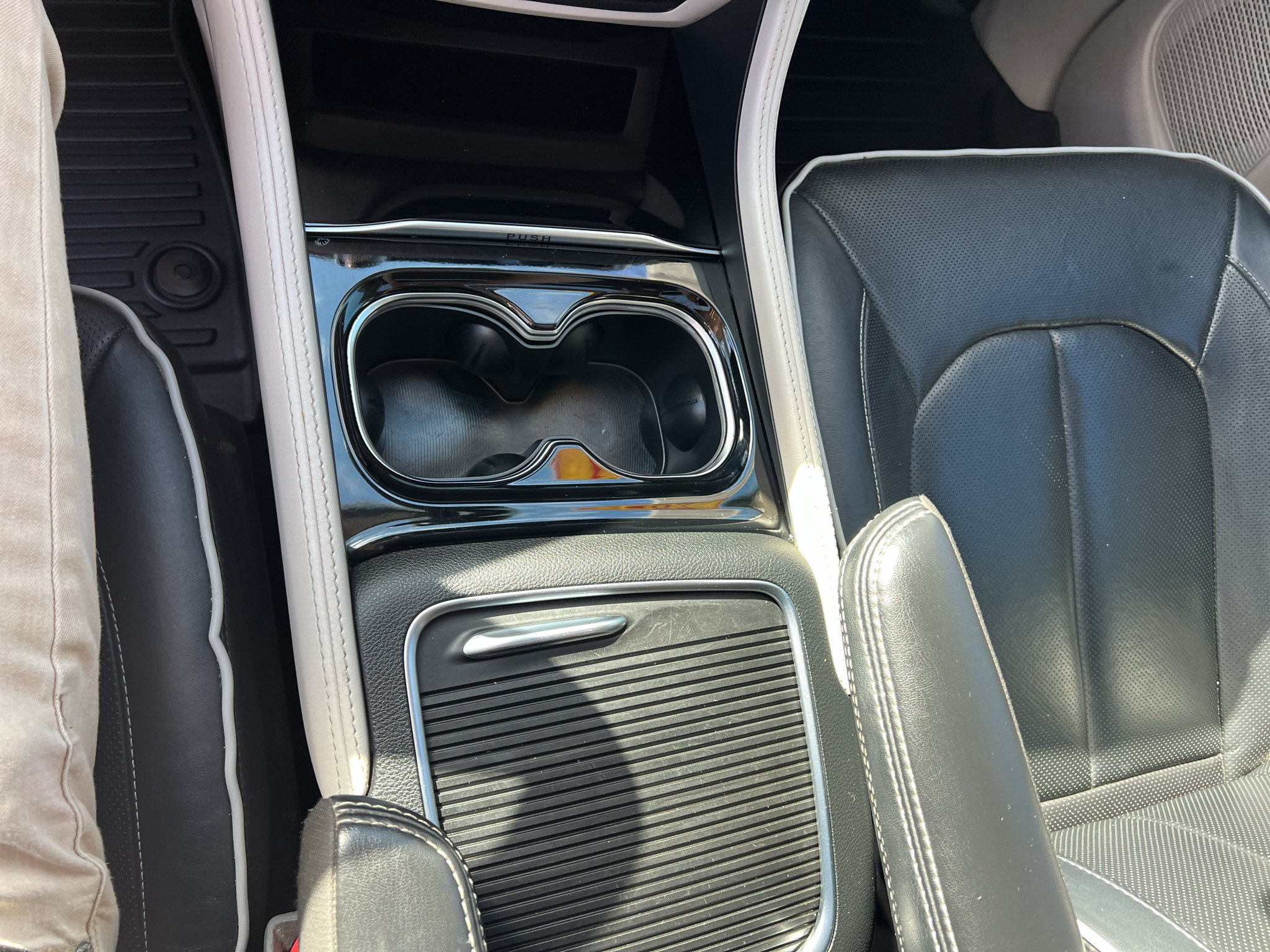 Used 2023 Chrysler Pacifica Limited FWD image 34