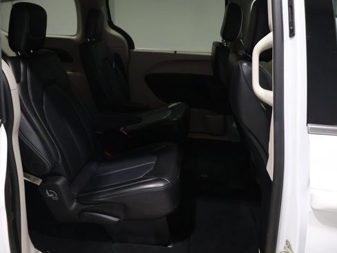 Certified 2024 Chrysler Pacifica Touring-L image 20