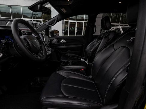 Used 2023 Chrysler Pacifica Touring-L w/ S Appearance Package image 25