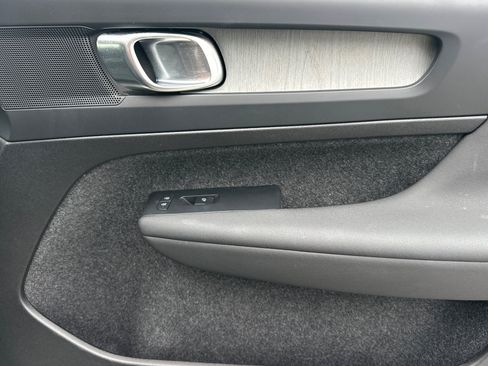 Certified 2025 Volvo XC40 B5 Plus AWD/4WD image 18