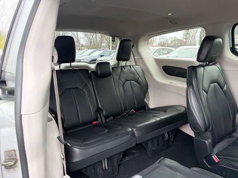 Used 2024 Chrysler Pacifica Touring-L FWD image 25
