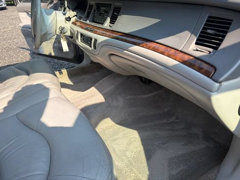 Used 1995 Lincoln Town Car Signature RWD image 39