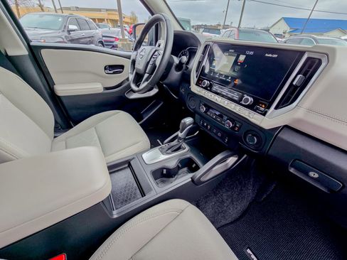 Used 2025 Nissan Frontier SV w/ SV Convenience Package RWD image 31