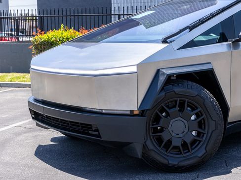 Used 2024 Tesla Cybertruck AWD Crew Cab image 19