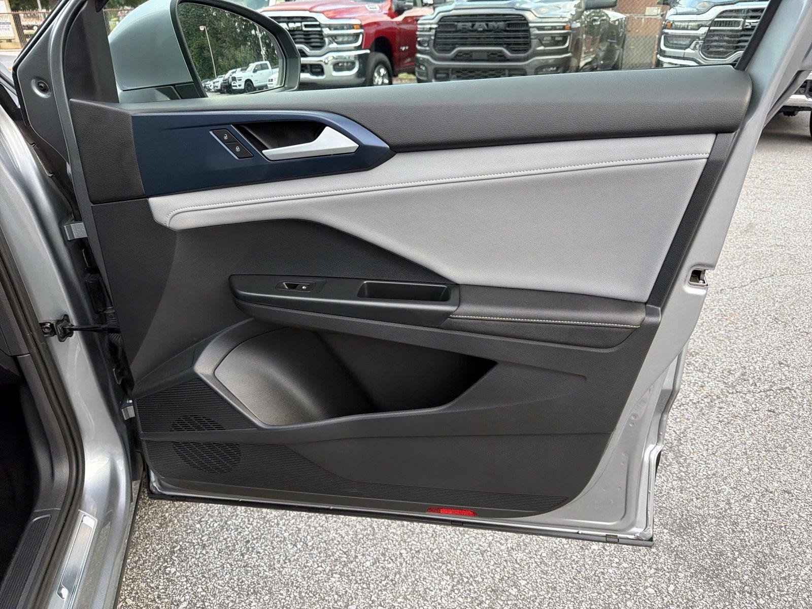 Used 2024 Volkswagen Taos SE FWD image 12