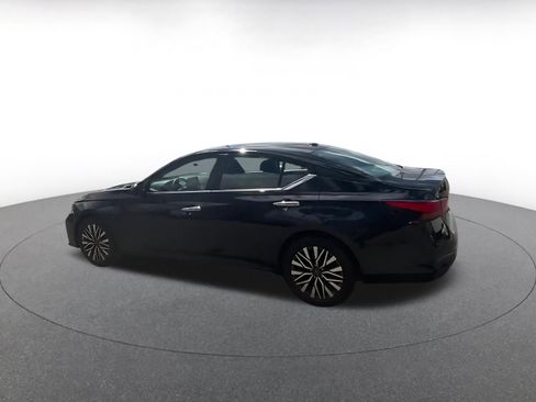 Used 2025 Nissan Altima 2.5 SV image 10