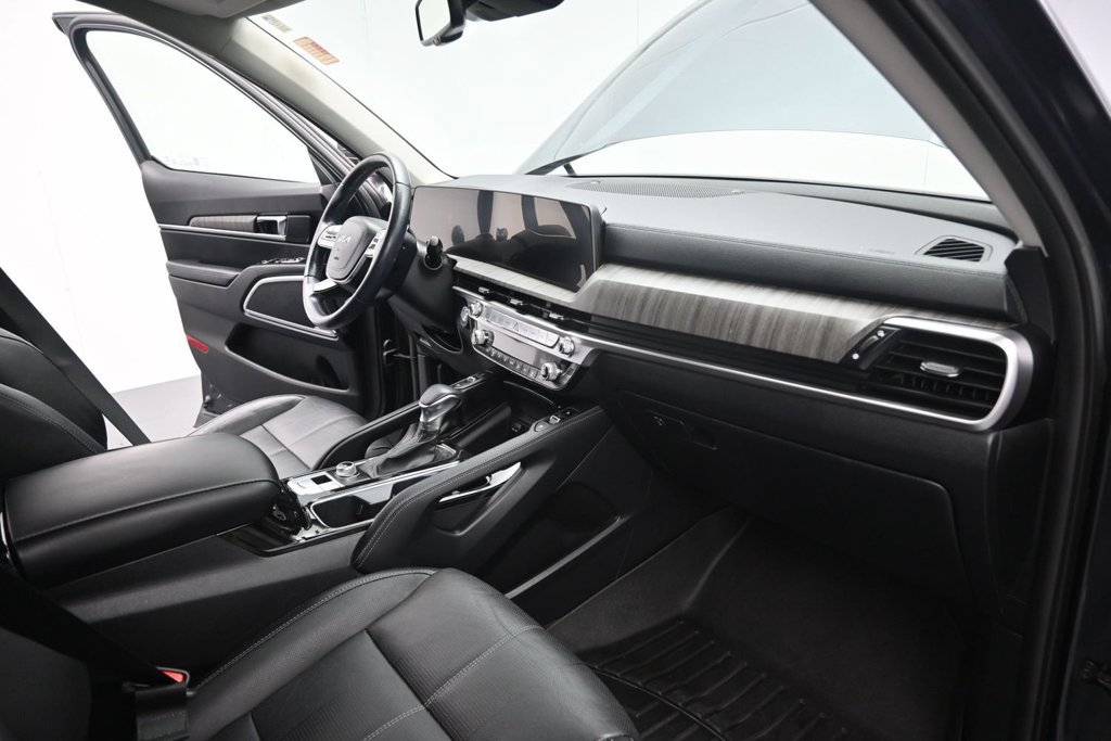 Used 2024 Kia Telluride EX w/ EX Captain's Chair Package AWD/4WD image 22