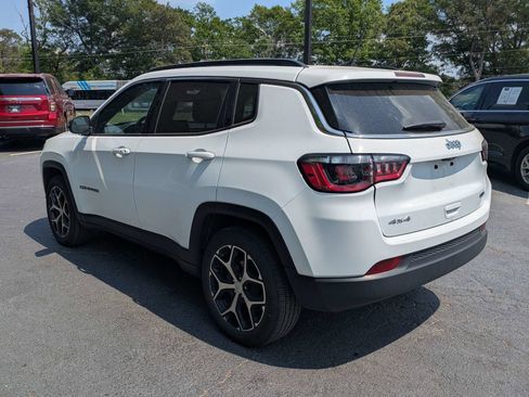 Used 2024 Jeep Compass Latitude AWD/4WD image 7