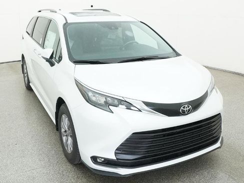 New 2026 Toyota Sienna XLE image 20
