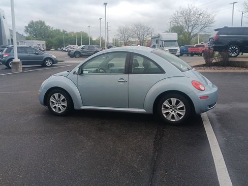 Used 2010 Volkswagen Beetle Coupe FWD image 7