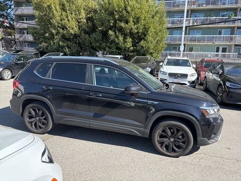 Certified 2022 Volkswagen Taos SE image 3