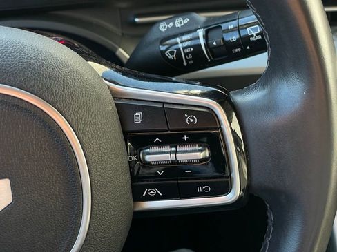 Used 2023 Kia Carnival LX image 14