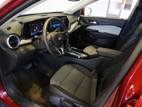 Certified 2025 Chevrolet Trax LT w/ LT Convenience Package image 9