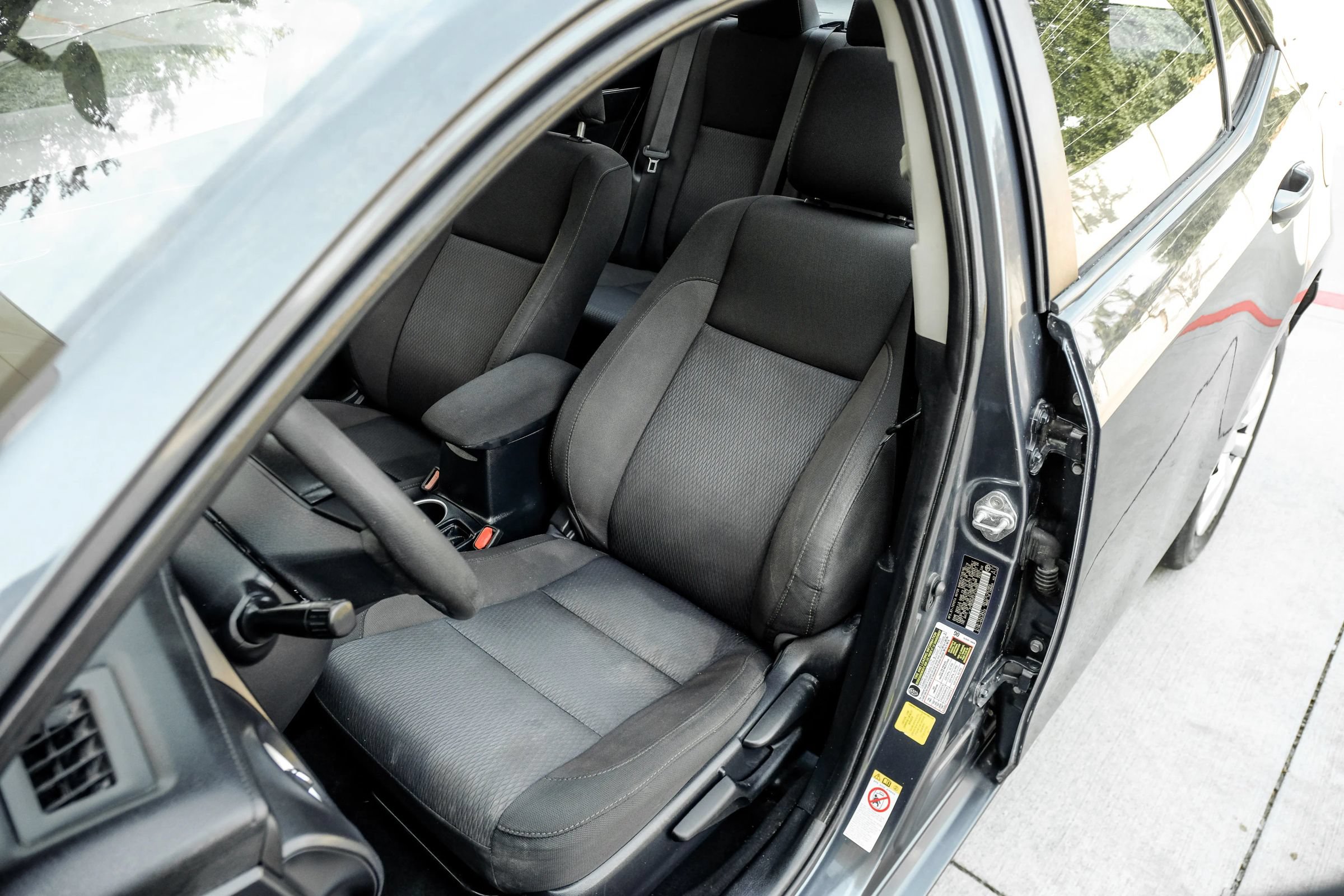 Used 2018 Toyota Corolla LE FWD image 35