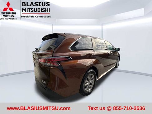 Used 2022 Toyota Sienna XLE AWD/4WD image 8