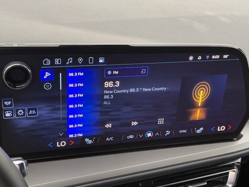 Used 2025 Chevrolet Traverse LT image 24