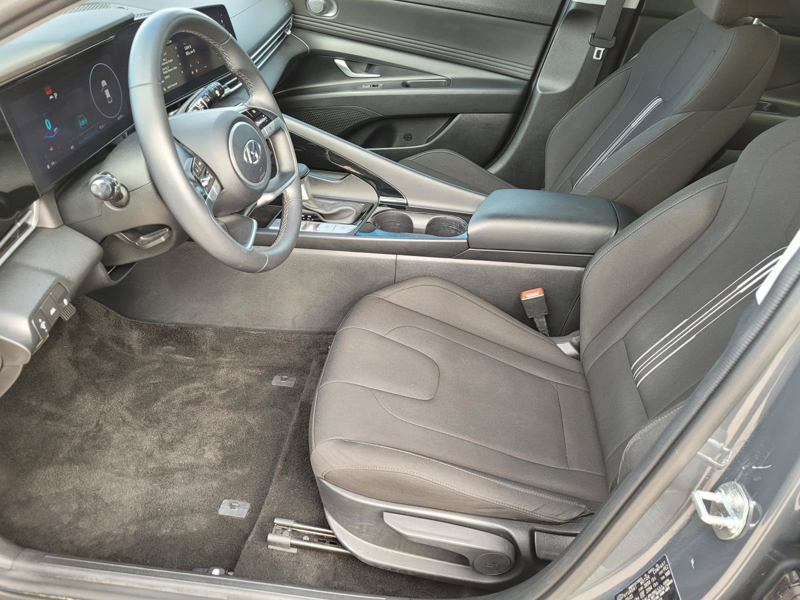 Used 2023 Hyundai Elantra SEL w/ Convenience Package FWD image 3