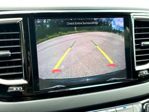 Used 2023 Chrysler Pacifica Touring-L FWD image 15