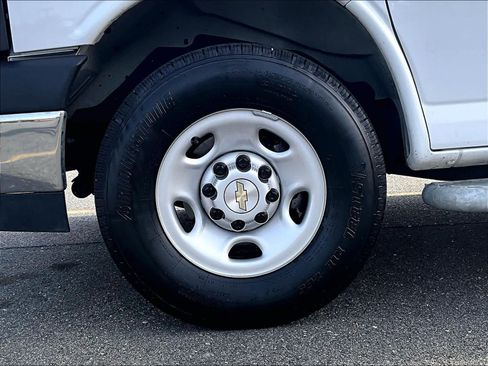 Used 2024 Chevrolet Express 2500 w/ Driver Convenience Package image 7