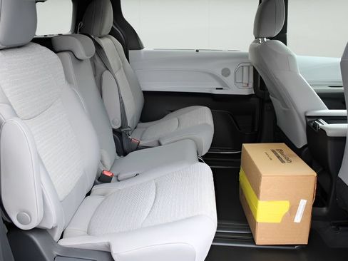 Used 2026 Toyota Sienna LE FWD image 21