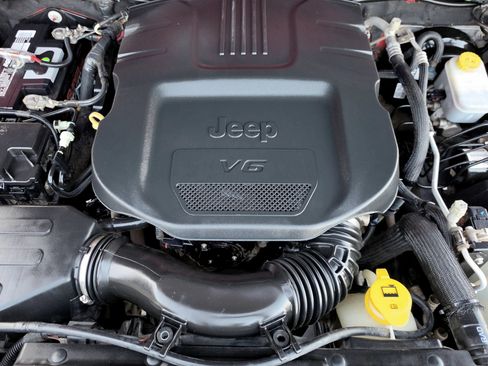 Used 2018 Jeep Wrangler Unlimited Sahara AWD/4WD image 38
