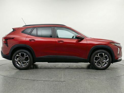 Used 2025 Chevrolet Trax LT w/ LT Convenience Package FWD image 11