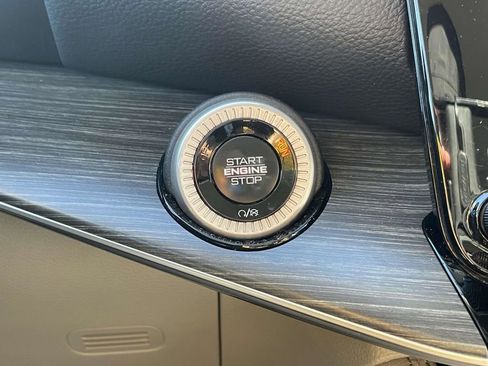 Certified 2024 Jeep Wagoneer L Series II w/ Flexible Seating Group AWD/4WD image 36