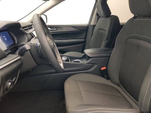 Used 2023 Jeep Grand Cherokee Laredo X RWD image 17