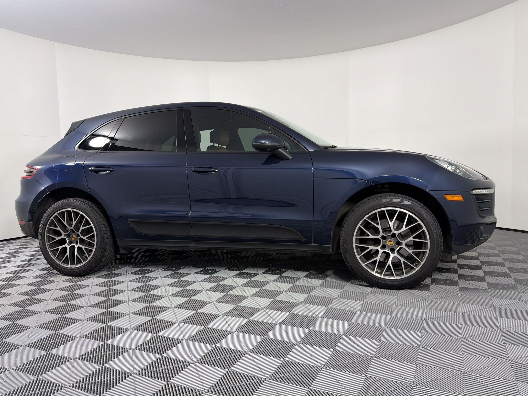 Used 2018 Porsche Macan AWD/4WD image 8