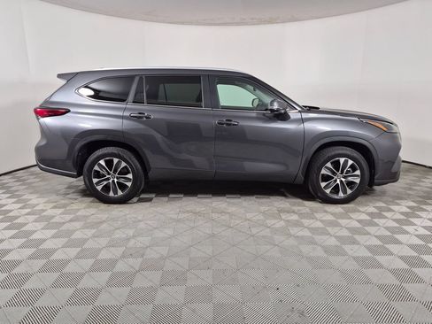 Used 2023 Toyota Highlander XLE FWD image 2