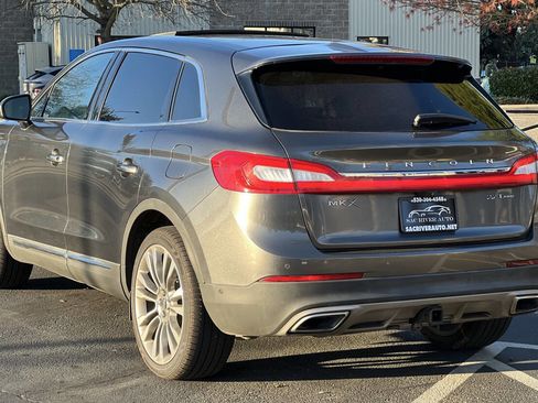 Used 2017 Lincoln MKX Reserve w/ Driver Assistance Package image 4