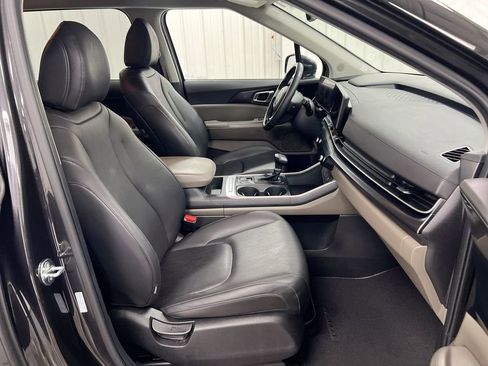 Used 2025 Kia Carnival image 22