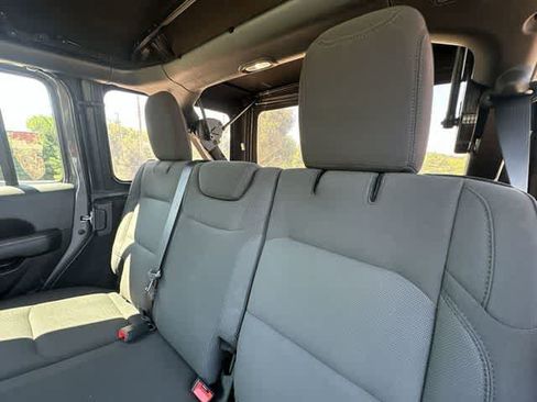 Used 2022 Jeep Wrangler Unlimited Sahara w/ LED Lighting Group AWD/4WD image 18