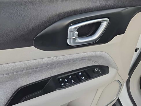 Used 2024 Jeep Compass Latitude image 10