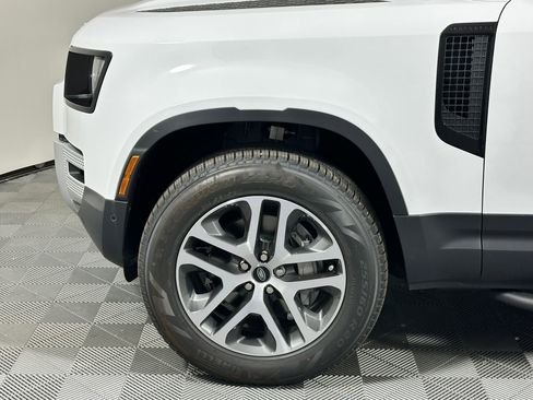 New 2025 Land Rover Defender 110 S image 9