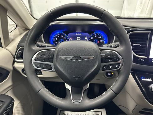 Used 2023 Chrysler Pacifica Touring-L image 18